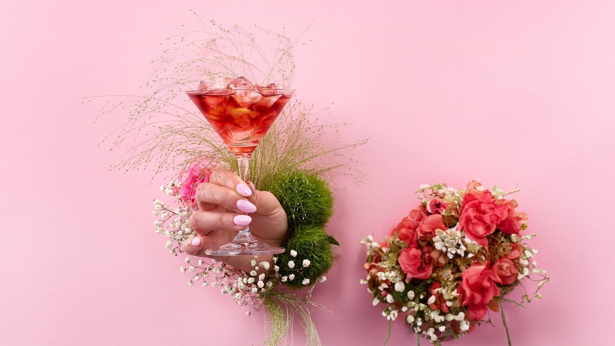 Valentinstags-Cocktail mit Crème de Cassis und Rosen – Rezepte