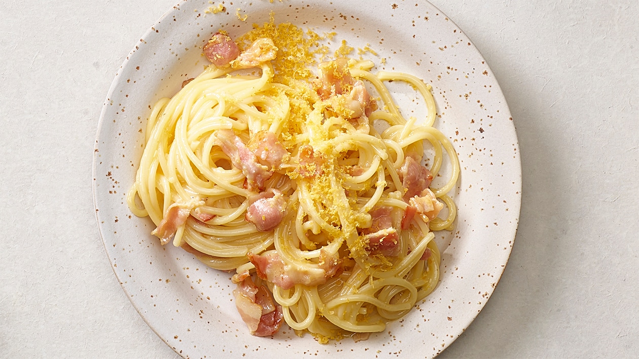 Spaghetti Carbonara mit geriebenem, gebeiztem Eigelb – Rezepte