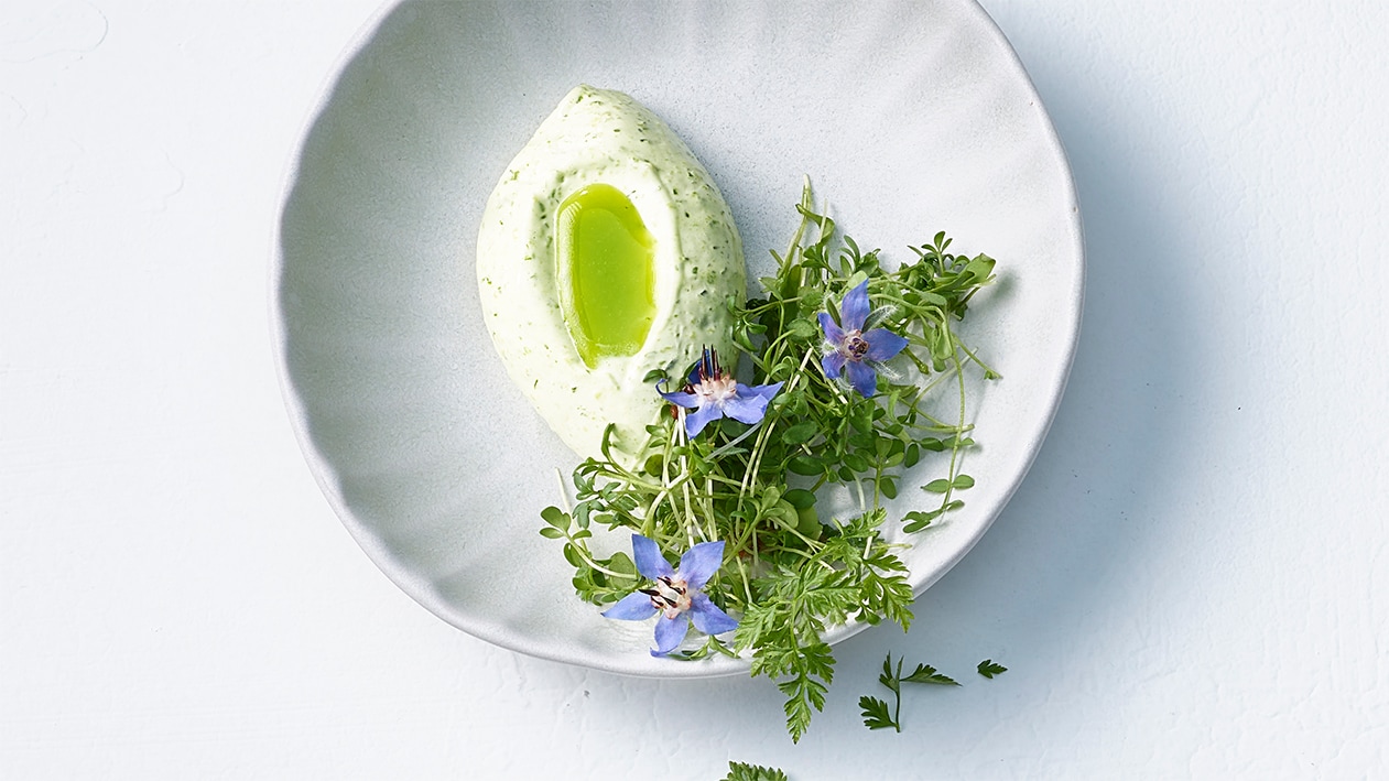 Grünes Spargel-Frischkäsemousse mit Bärlauchöl und Frühlingskräutersalat – Rezepte