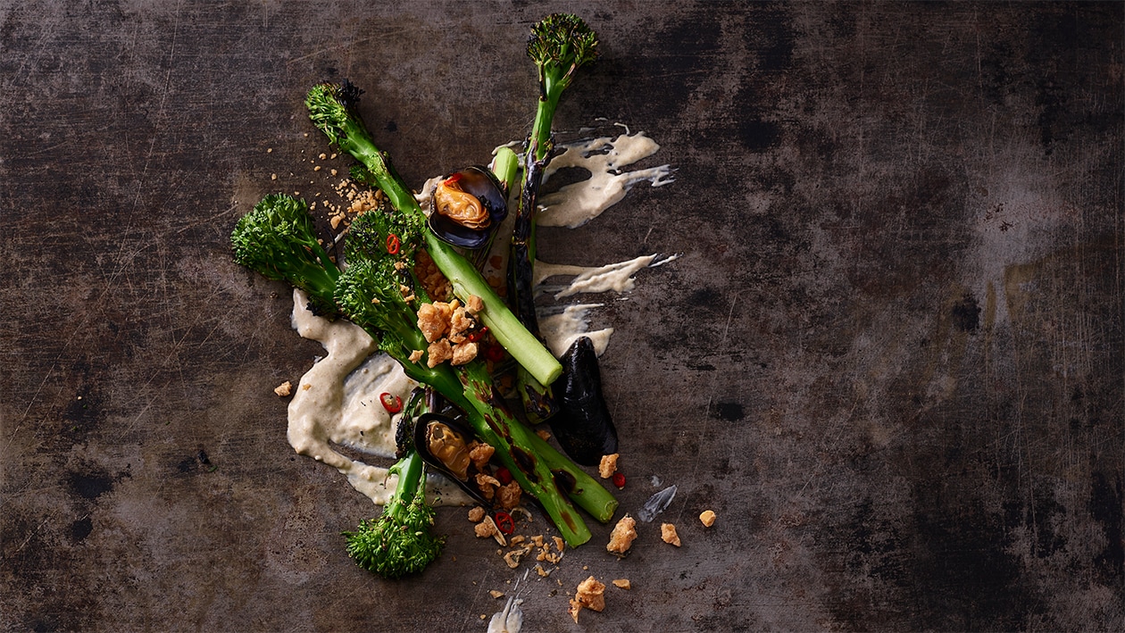Gegrillter, wilder Brokkoli mit Chilikrokant und Muschelcreme – Rezepte