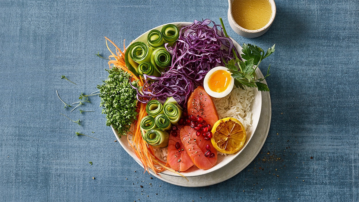 Summer Rainbow-Bowl mit geräuchertem Lachs und Citrus-Vinaigrette – Rezepte