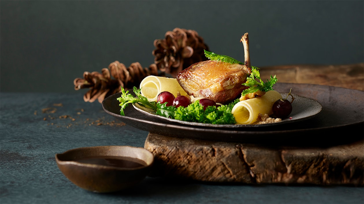 Rosa gebratene Taubenbrust mit Roggenbrot und Trauben – Rezepte