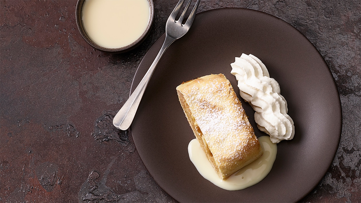 Apfelstrudel mit Vanillesauce und Obers – Rezepte