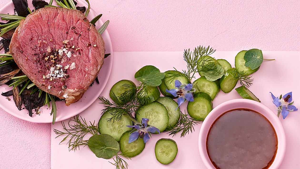 Geräuchertes, rosa gebratenes Entrecôte mit Estragon-Rosen-Hollandaise und Gurkensalat – Rezepte